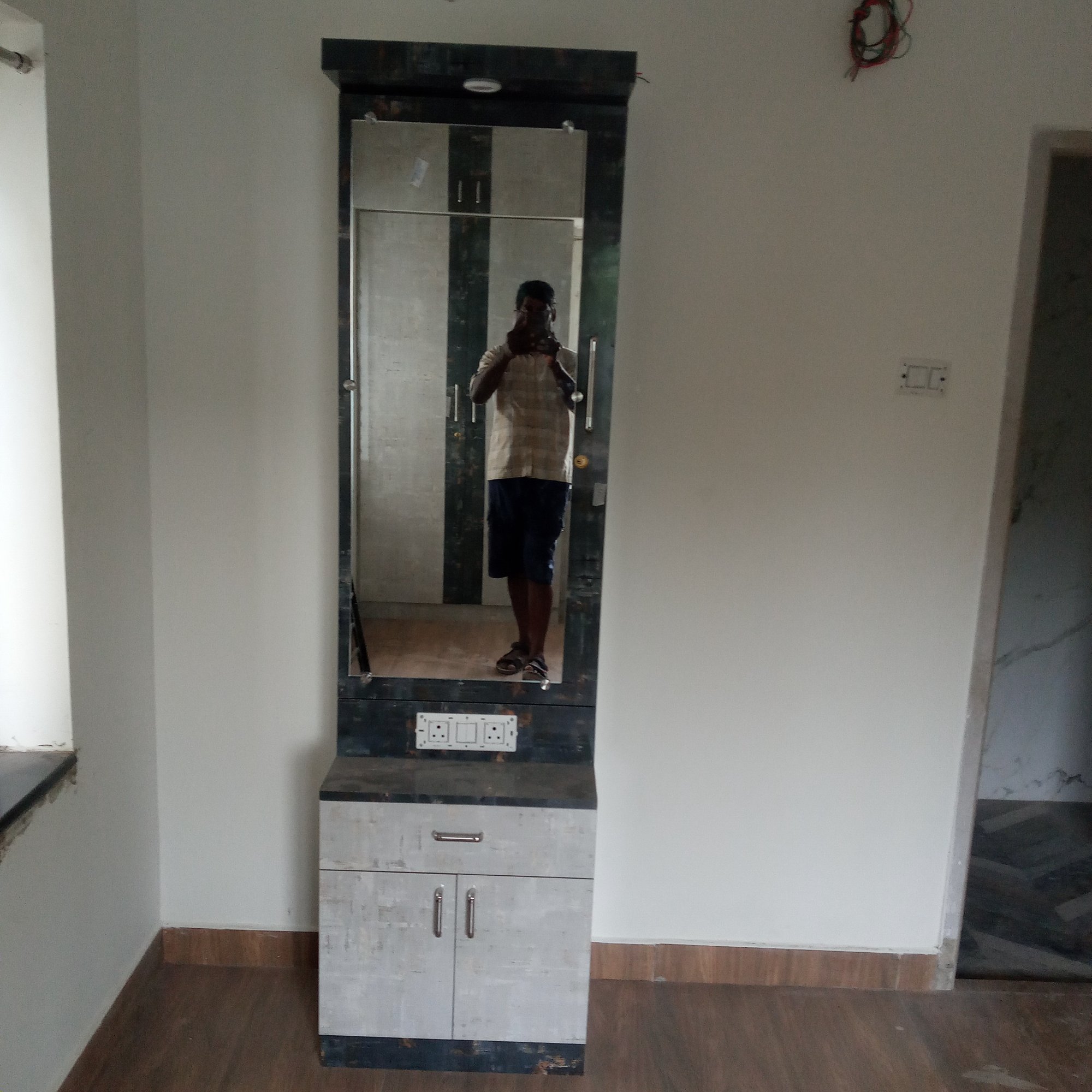 Dressing Mirror Unit